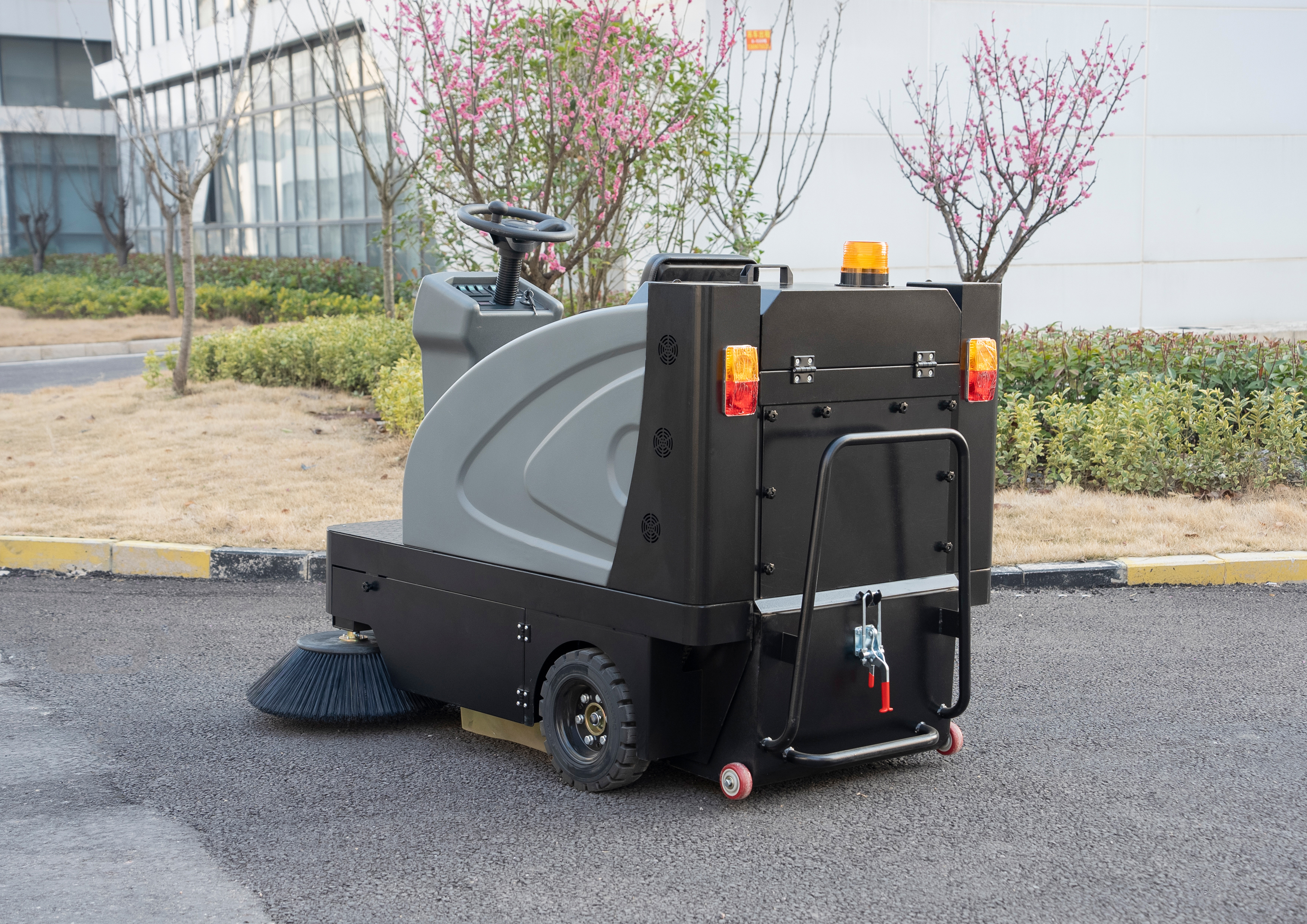 1350 Driving sweeper