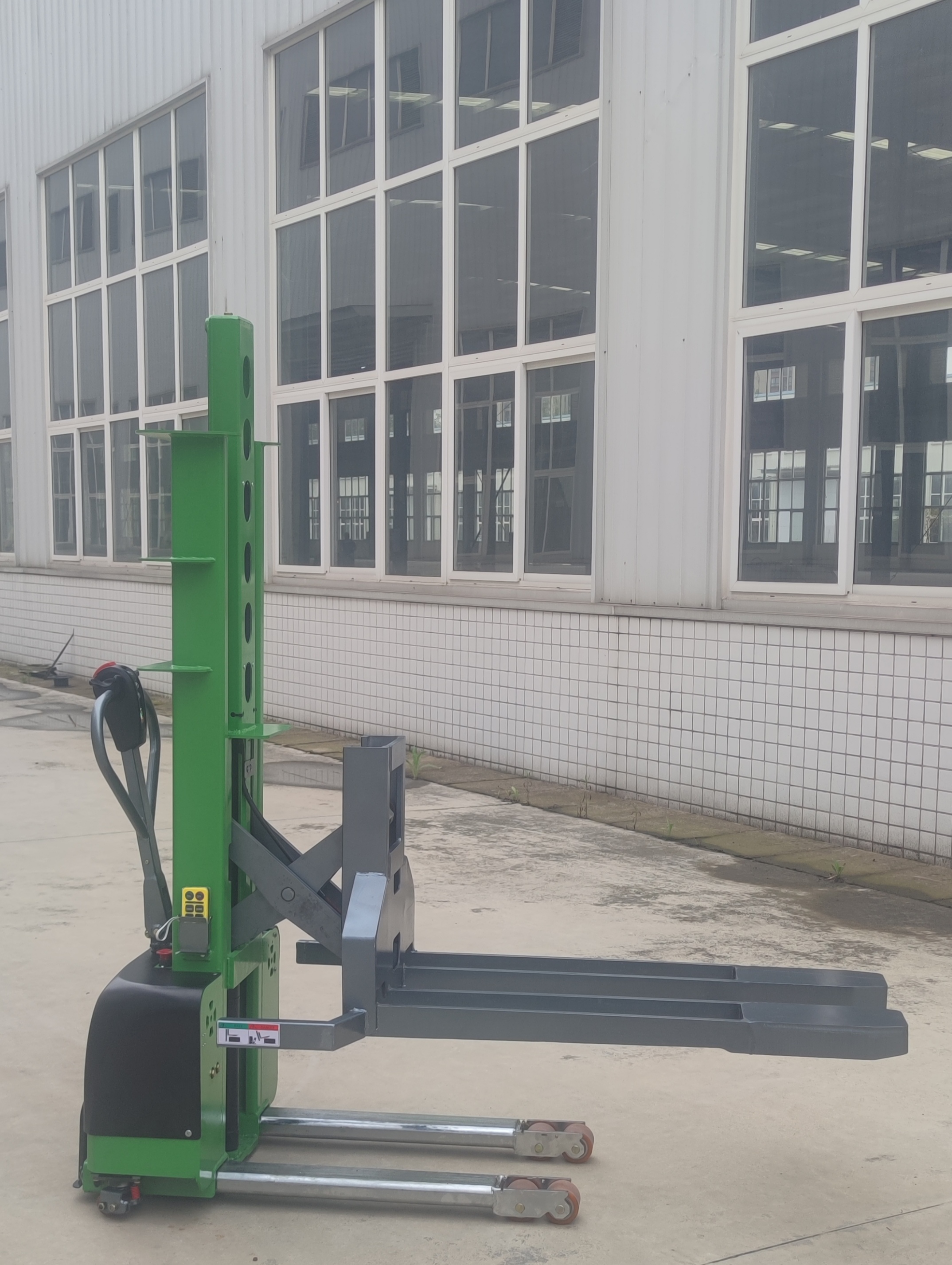 Self-lifting stacker