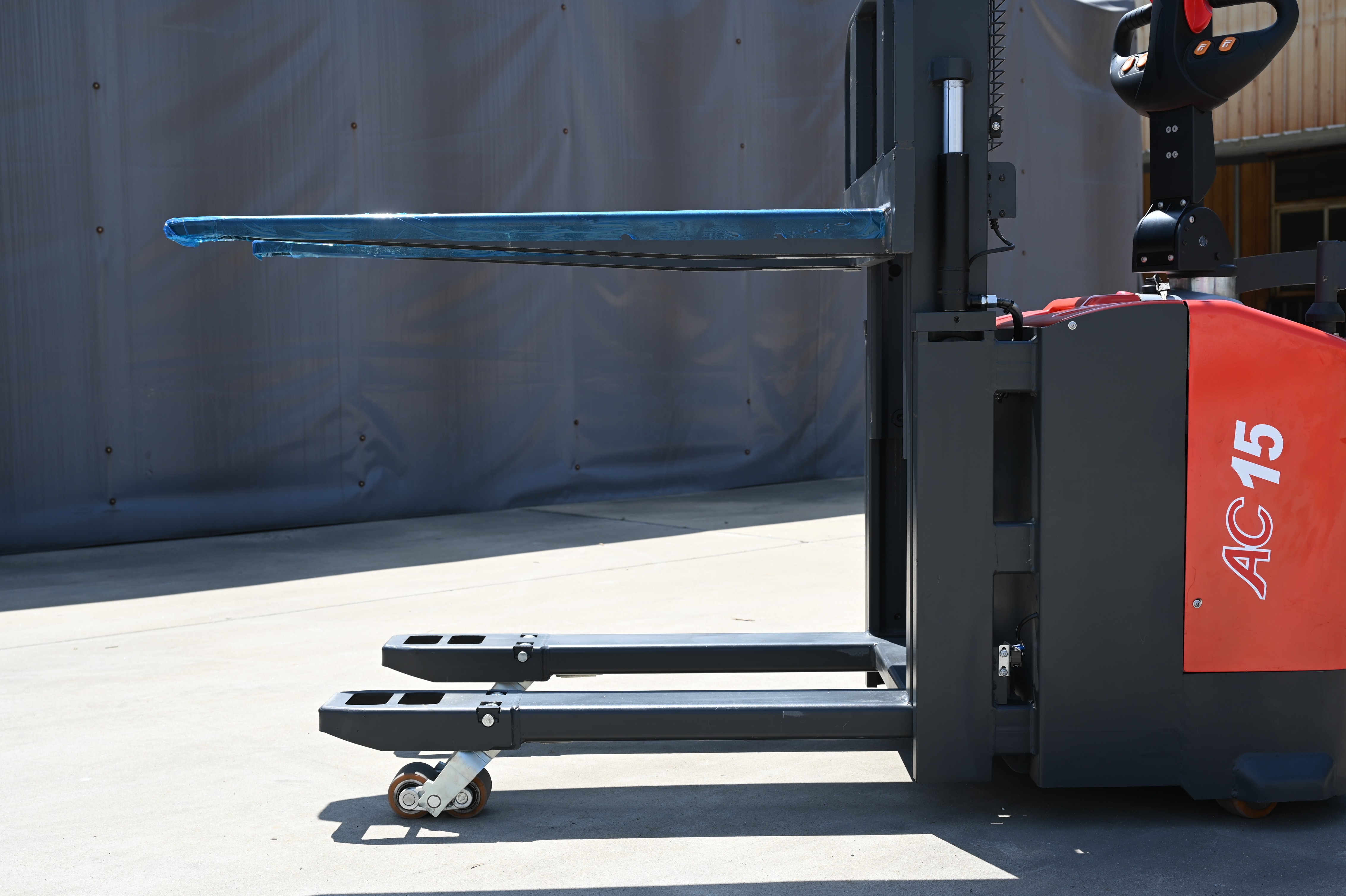 Everlift 1.5T 3m Pallet Stacker With Double Lifting Forks Stand on Stacker Forklift