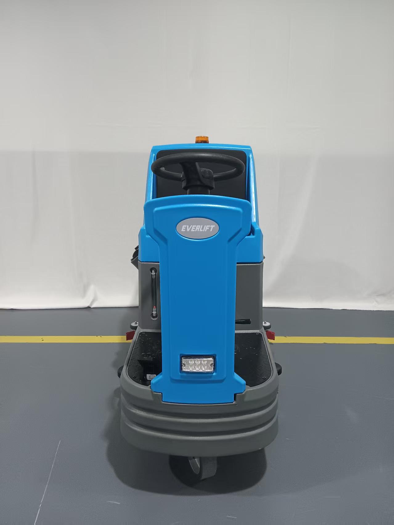 XD85Ride-on floor scrubber