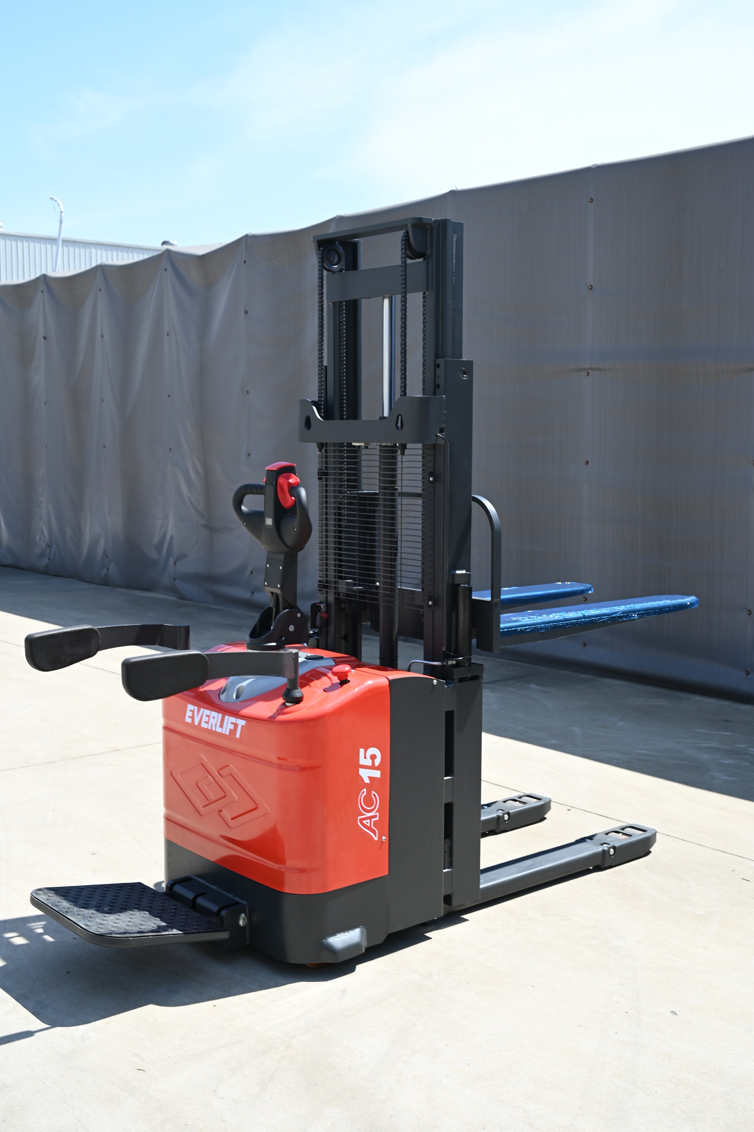Everlift 1.5T 3m Pallet Stacker With Double Lifting Forks Stand on Stacker Forklift