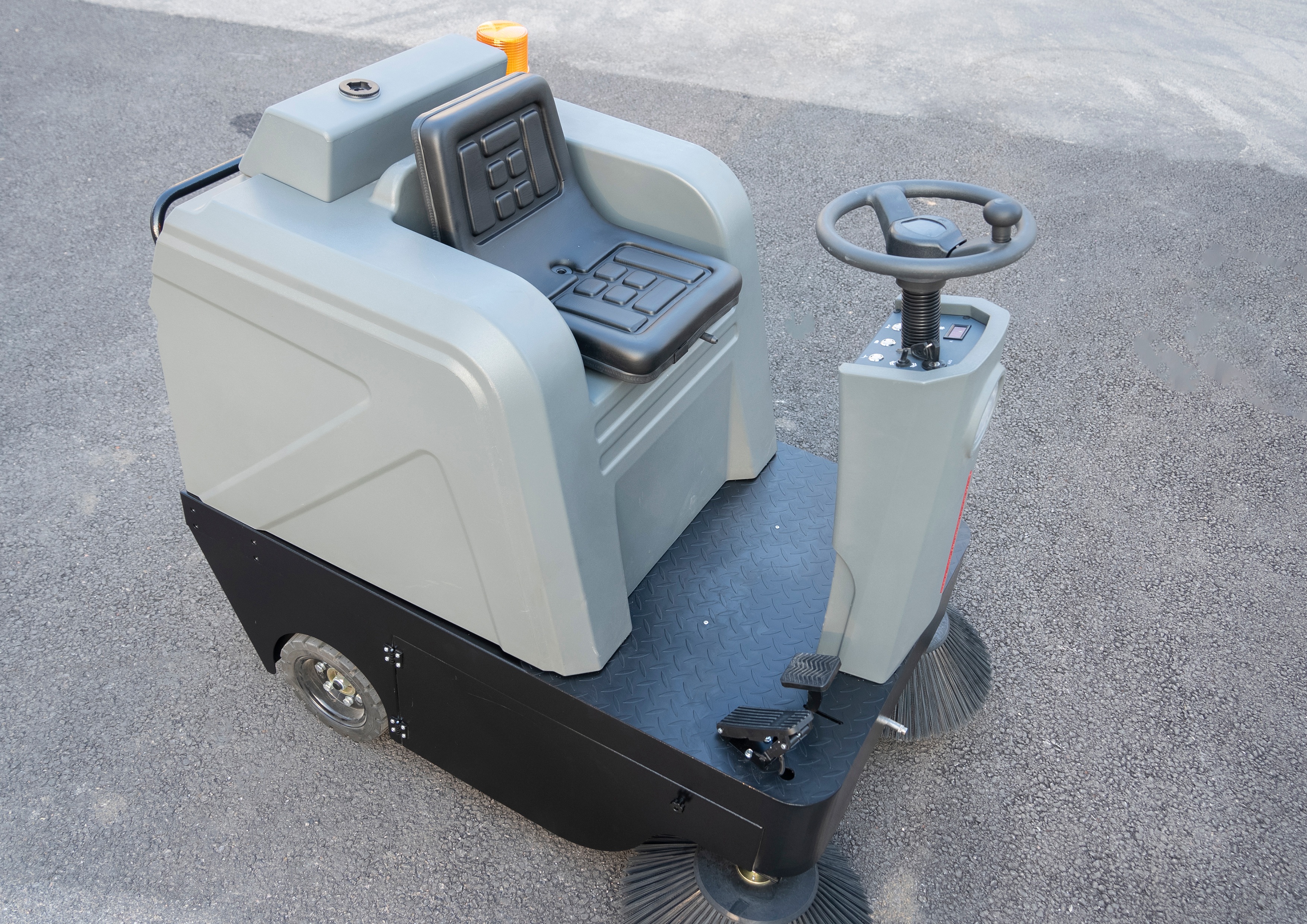 1250-ADriving sweeper