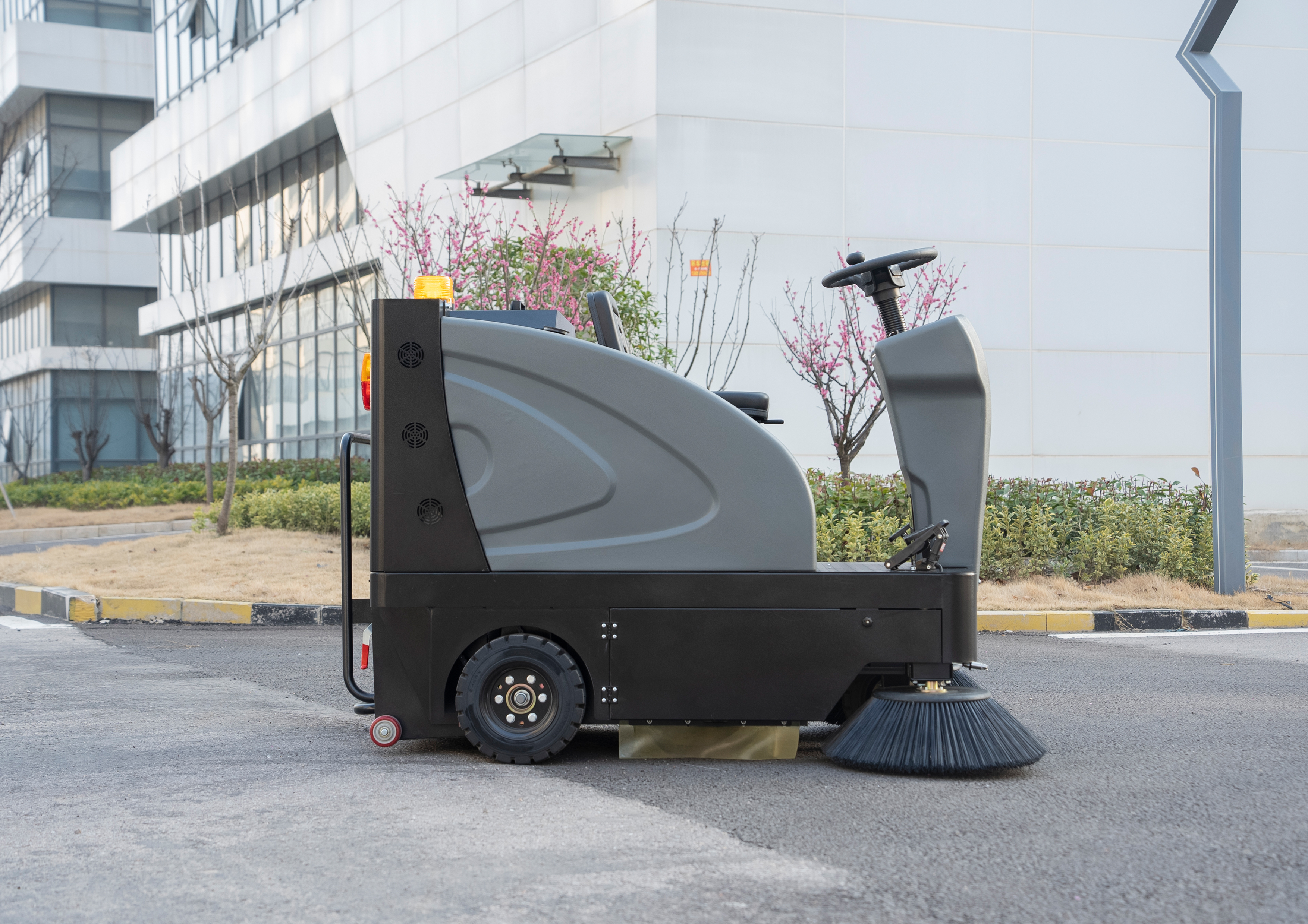 1350 Driving sweeper