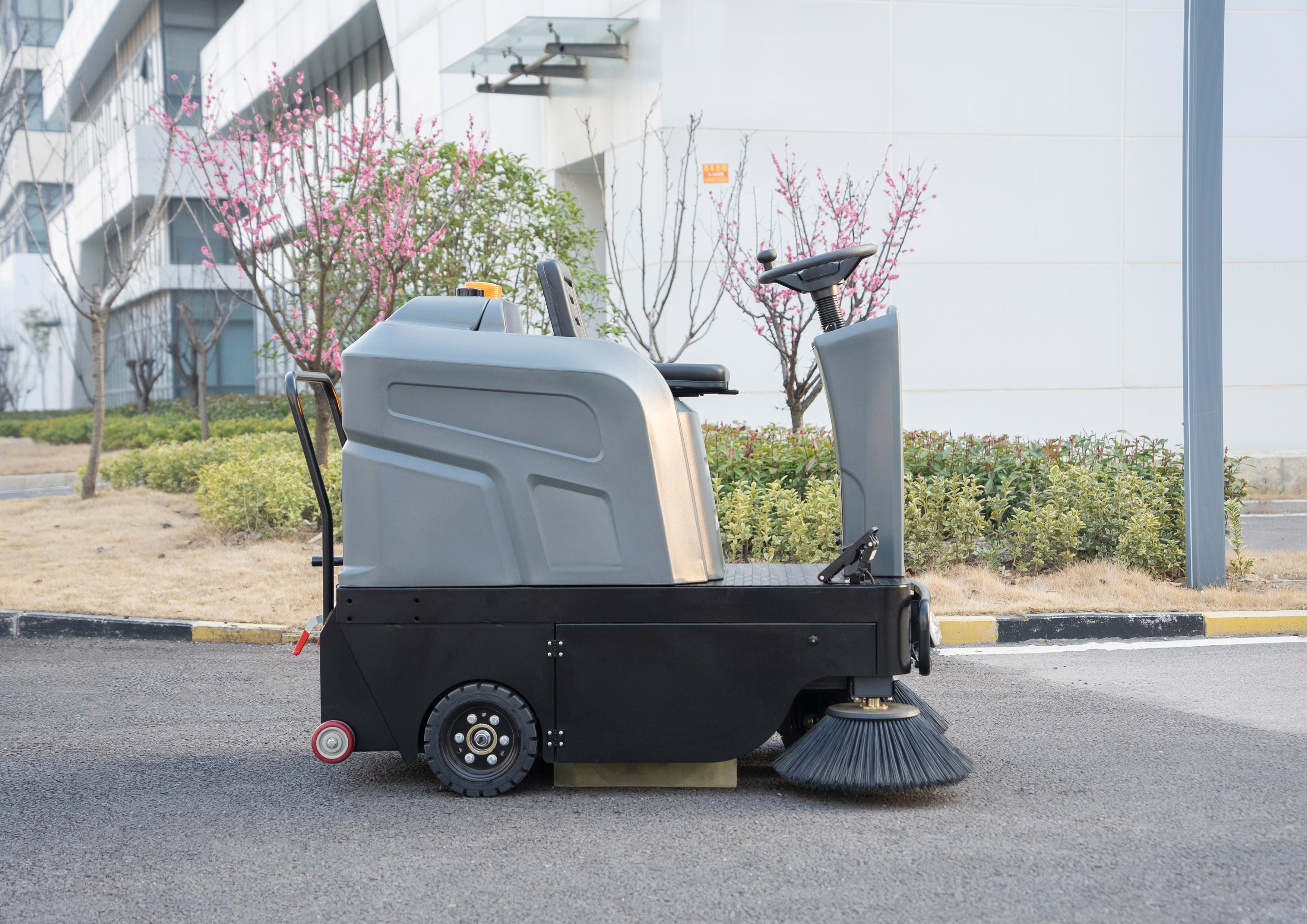 1250-BDriving sweeper