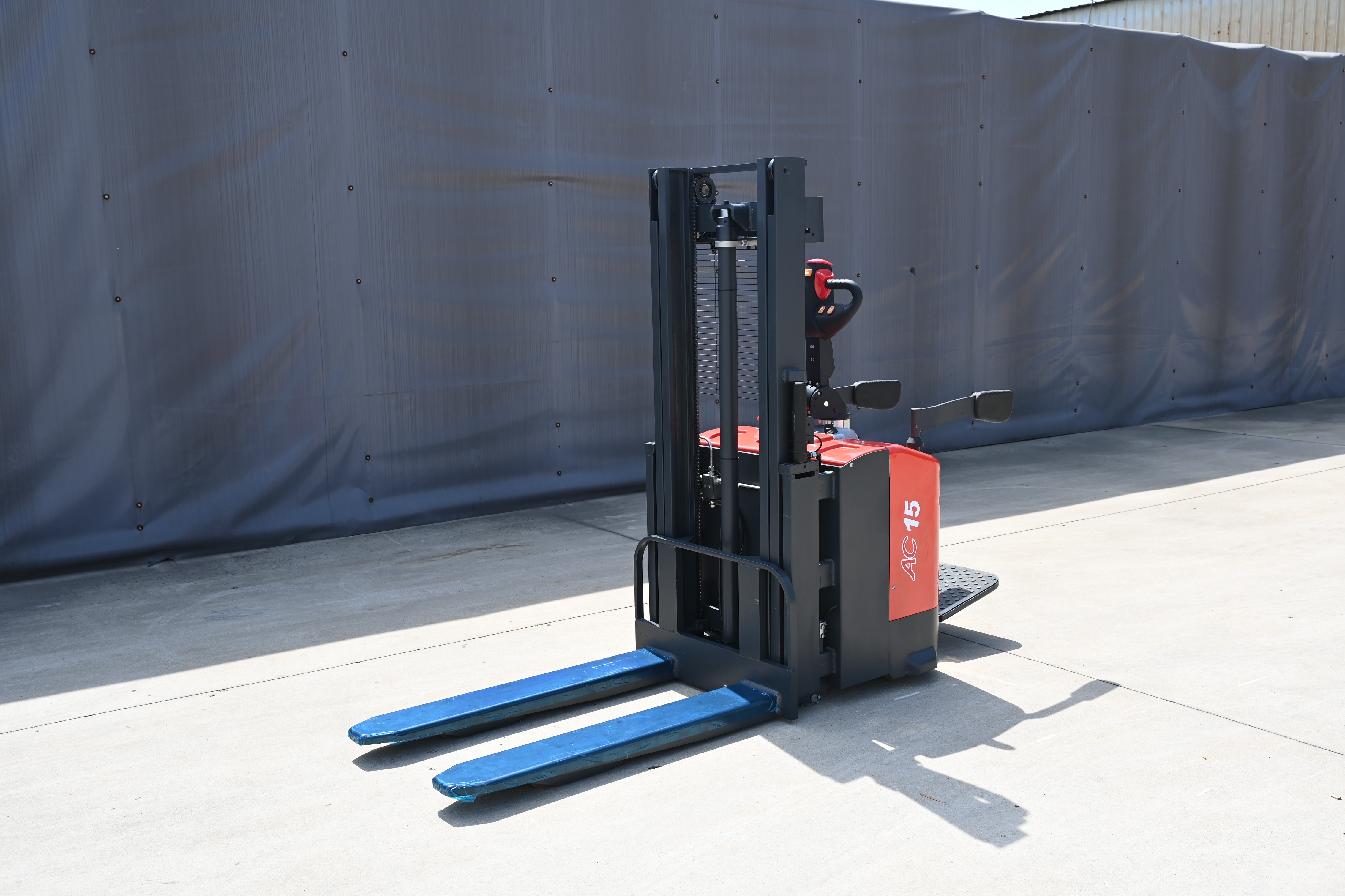 Everlift 1.5T 3m Pallet Stacker With Double Lifting Forks Stand on Stacker Forklift