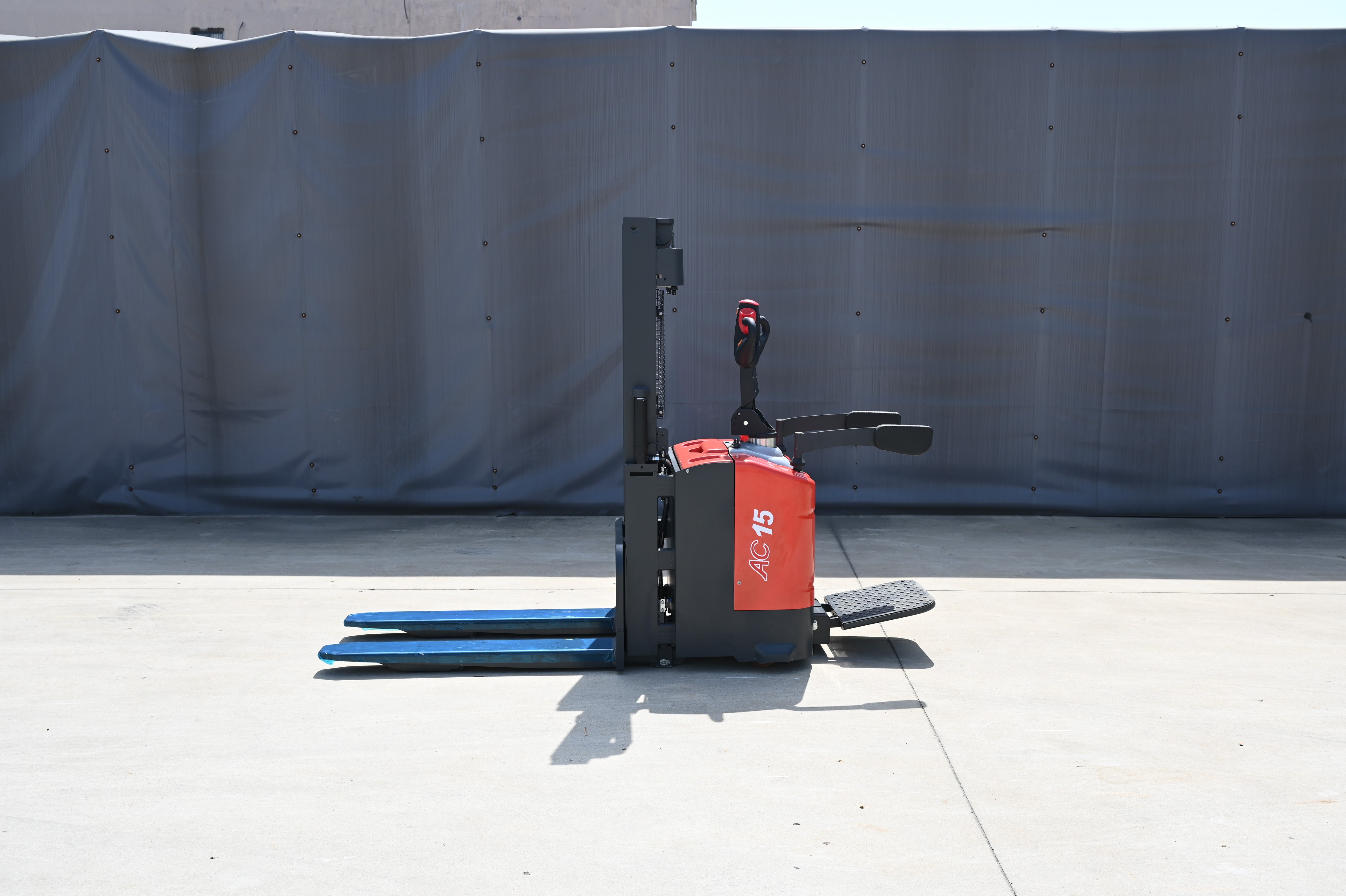 Everlift 1.5T 3m Pallet Stacker With Double Lifting Forks Stand on Stacker Forklift