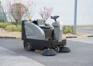 1350 Driving sweeper