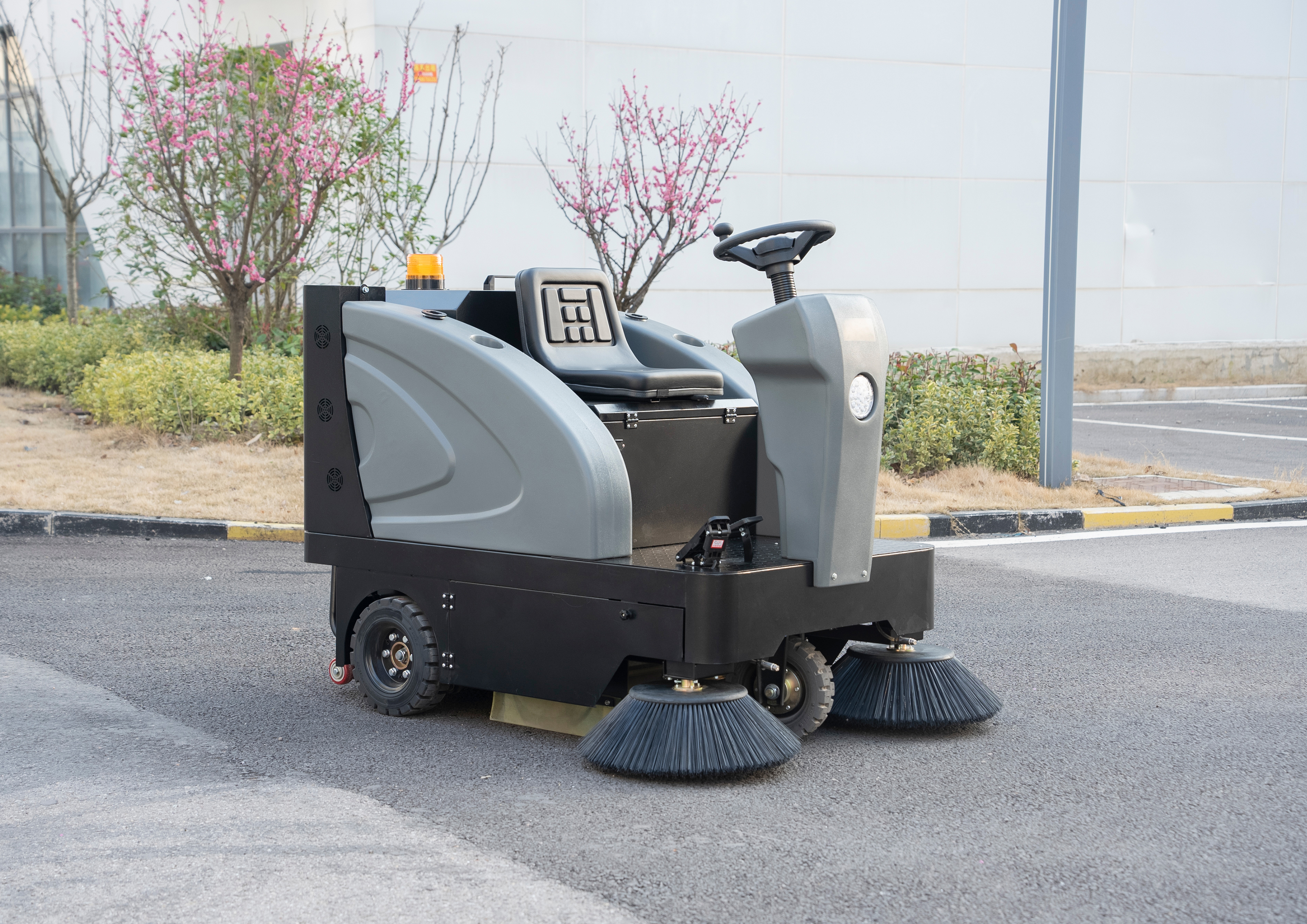 1350 Driving sweeper