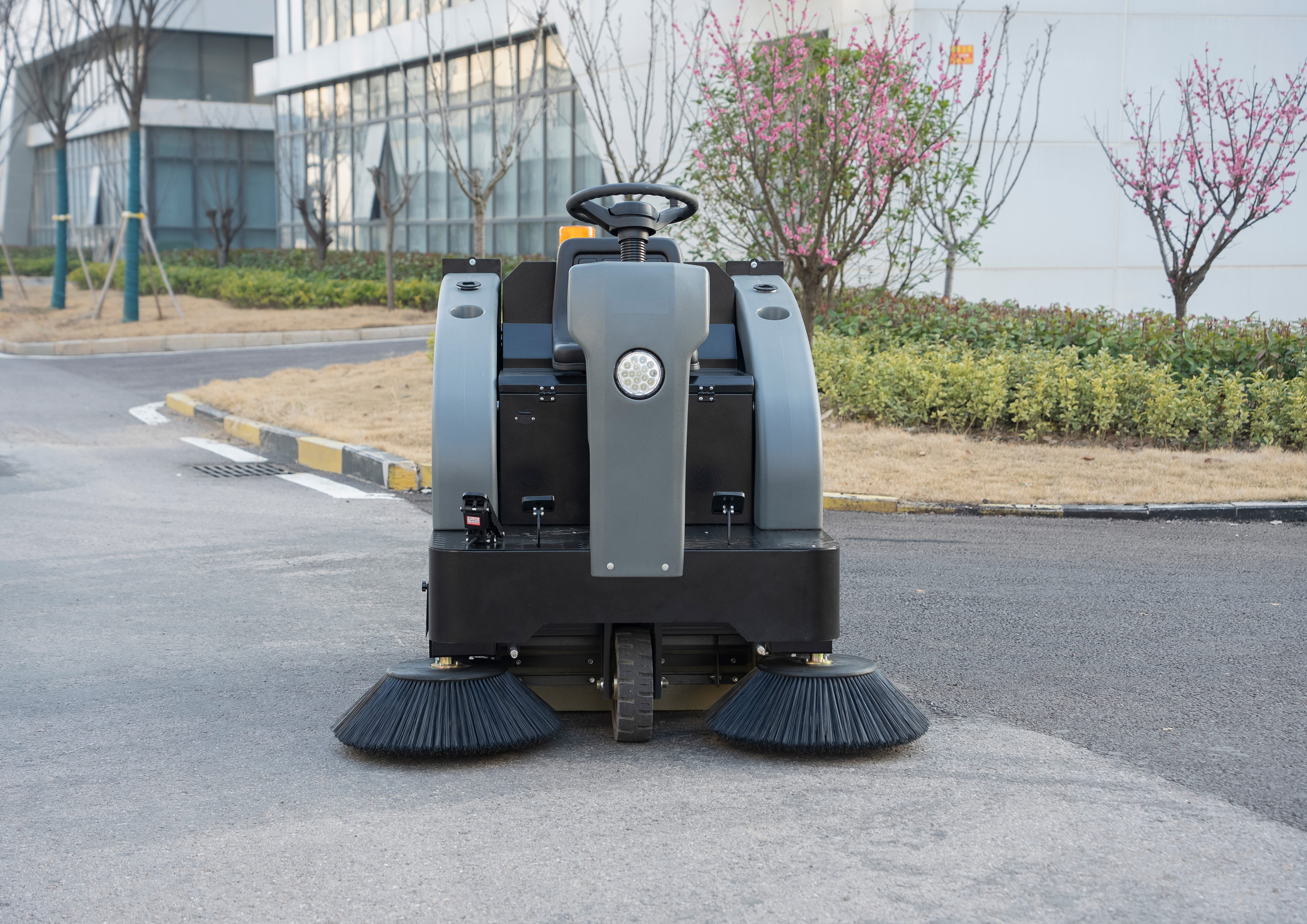 1350 Driving sweeper